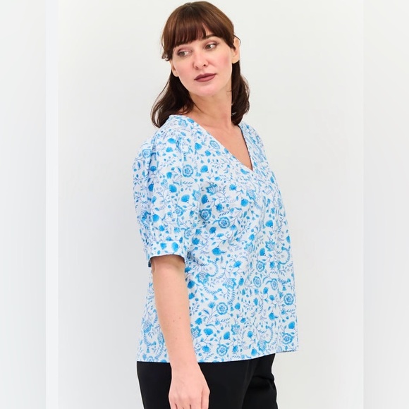 Draper James Tops - Draper James NWOT 100% Cotton Blue Floral Blouse size XL